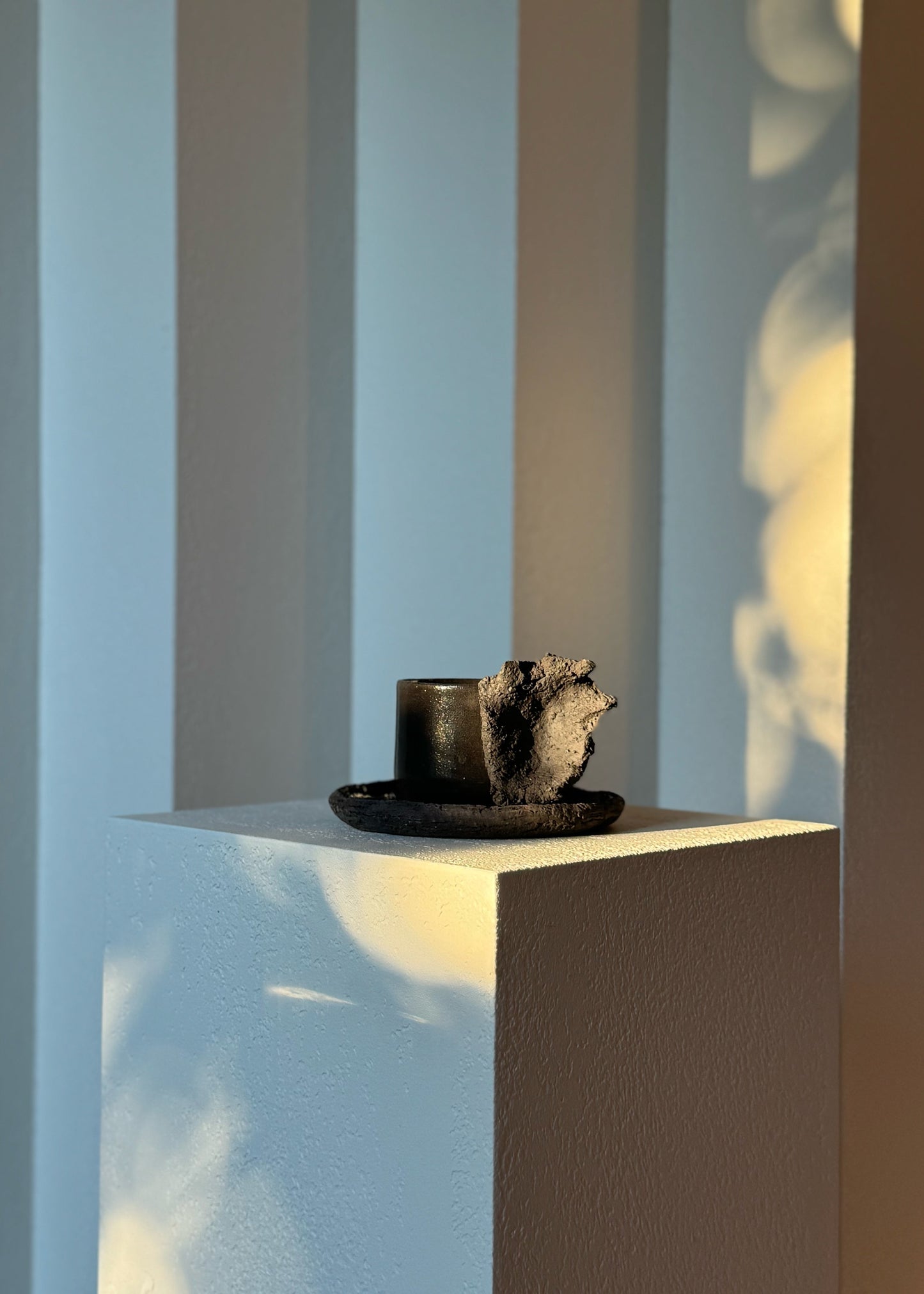 EMBRACE MUG black