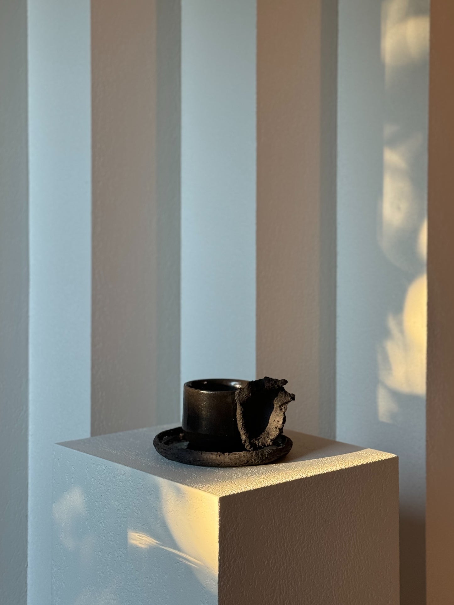 EMBRACE MUG black