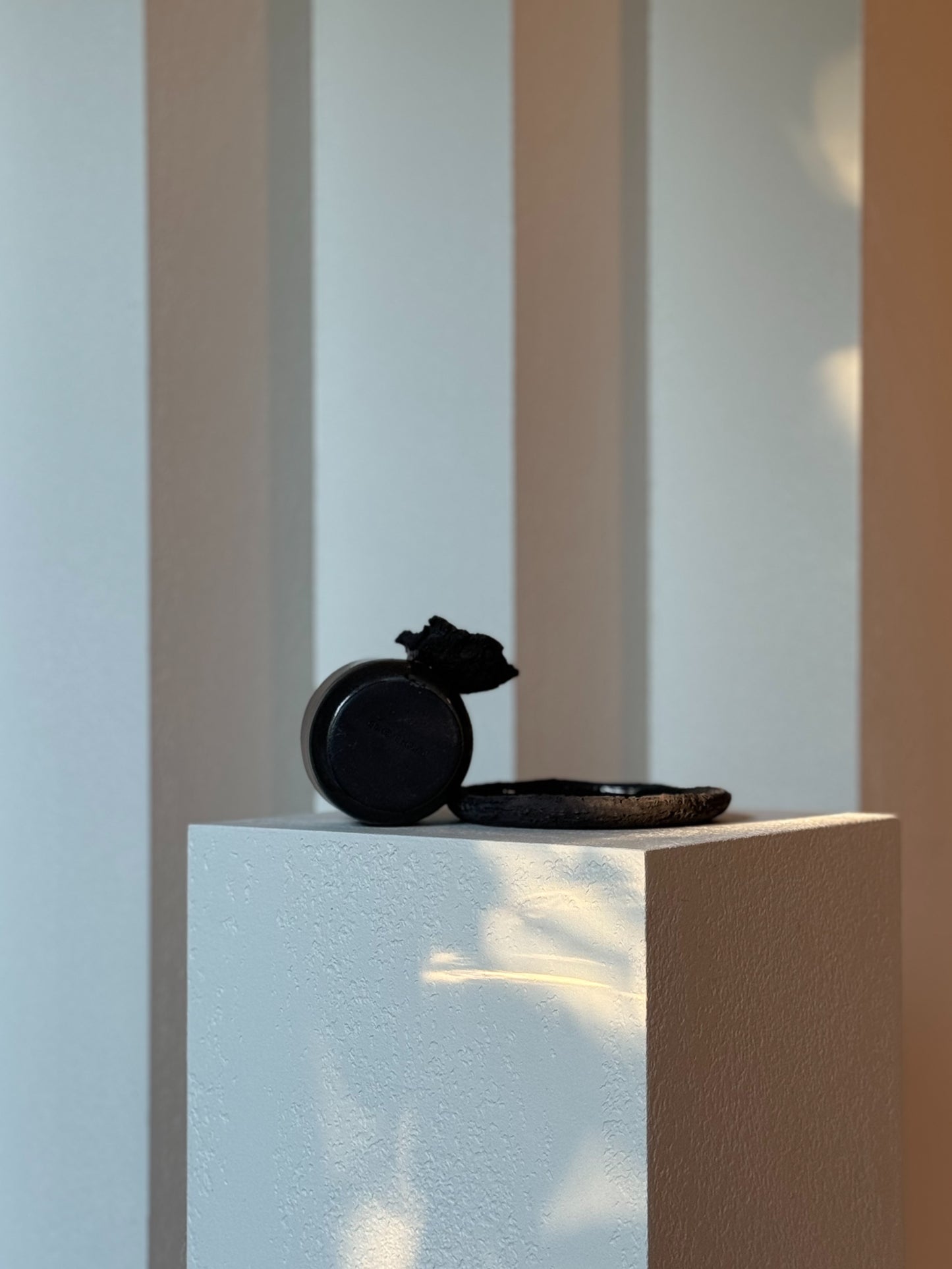 EMBRACE MUG black