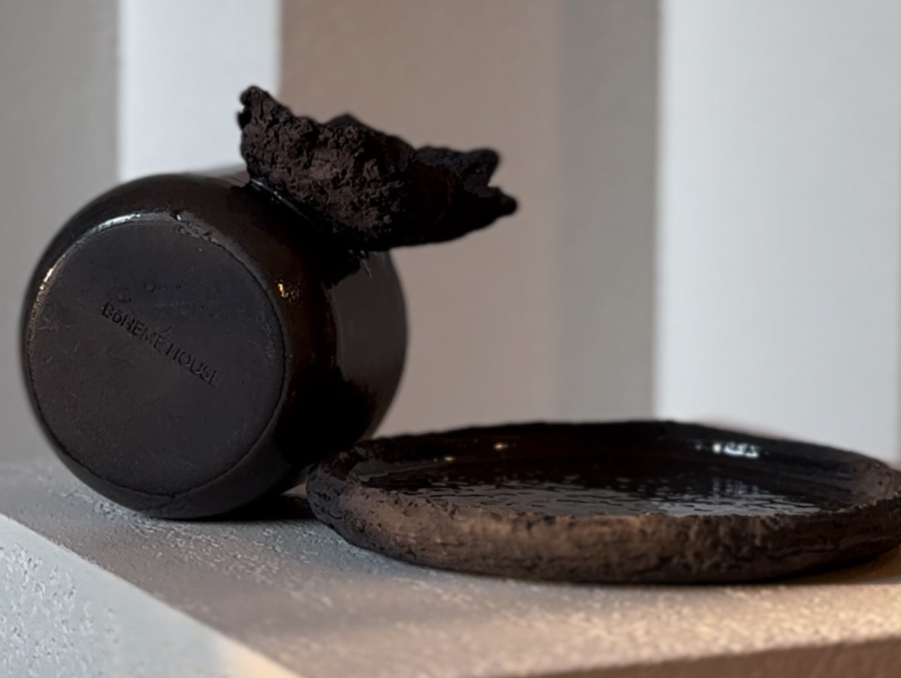 EMBRACE MUG black
