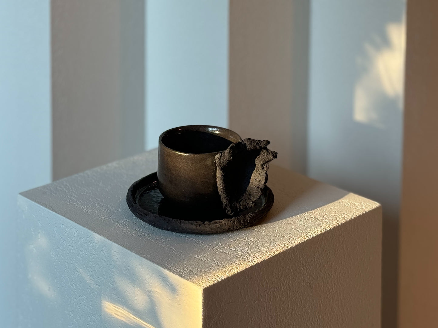 EMBRACE MUG black