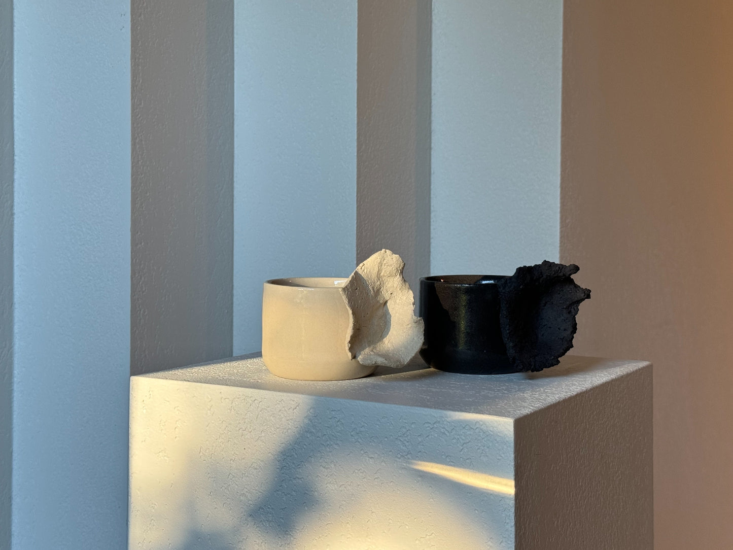 EMBRACE MUG black
